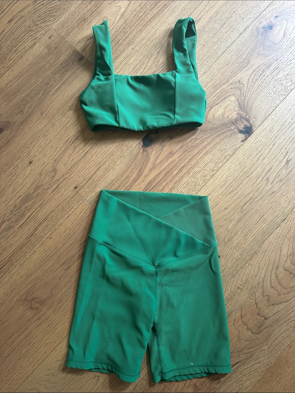 WILO Green Seamless crossover shorts and Sports bra (has removable pads) set